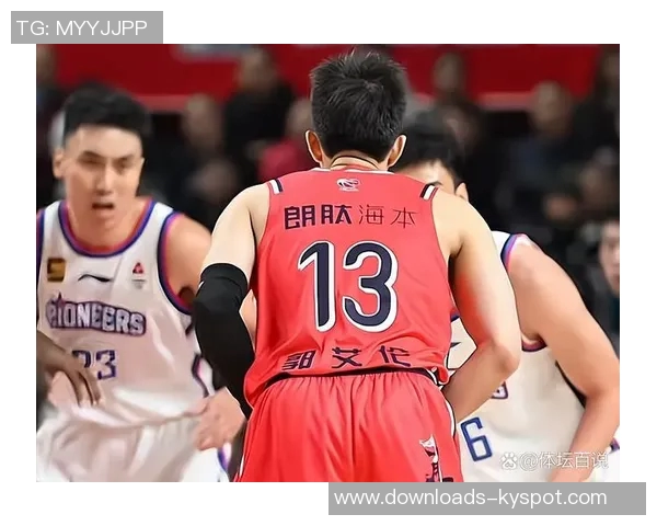 郭艾伦次节末表现出色助力球队追分半场贡献6分2助展现全面能力